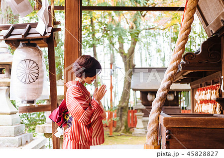 神社にお参りをする女性 神社にお参りをする女性 45828827