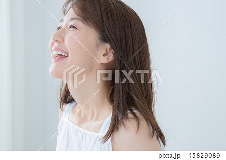 young woman 45829089