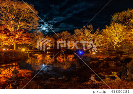 群馬県桜山公園の紅葉ライトアップと満月の写真素材