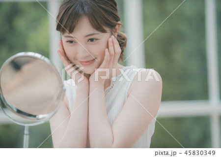 young woman 45830349