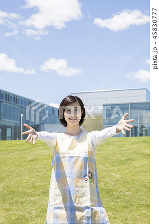 園児においでと呼びかける保母さん 45830777