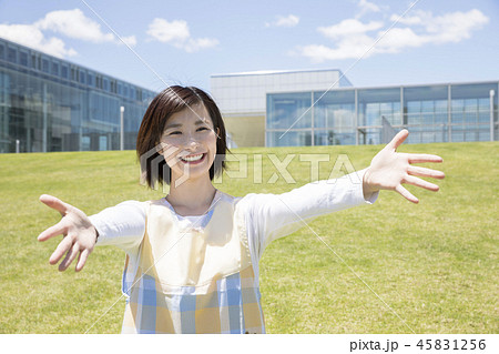 園児においでと呼びかける保母さん 園児においでと呼びかける保母さん 45831256