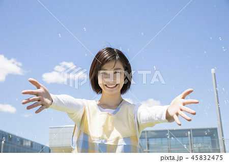 園児においでと呼びかける保母さん 45832475