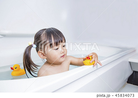 1人お風呂に入る幼い女の子。育児、成長、自立、入浴、衛生、清潔イメージ 45834073