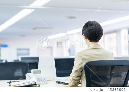 ビジネスウーマン 女性社員 女性会社員 オフィスイメージ 職場 ビジネスイメージ ビジネスウーマン 女性社員 女性会社員 オフィスイメージ 職場 ビジネスイメージ 45835095