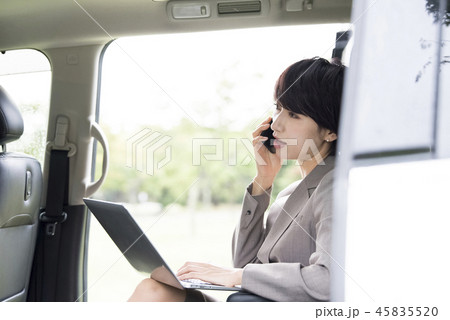 車の中で仕事をする女性 車の中で仕事をする女性 45835520