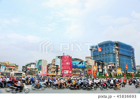 ベトナム ハノイの市街地 バイクのラッシュ ベトナム ハノイの市街地 バイクのラッシュ 45836693