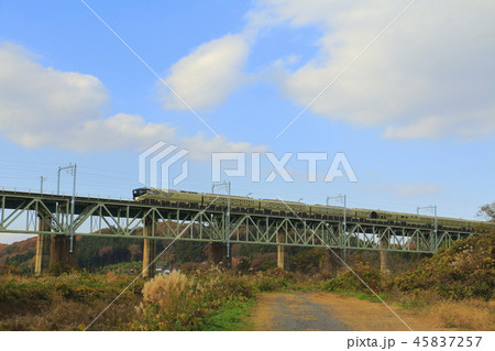 秋の黒川橋梁を渡るクルーズトレイン四季島 45837257