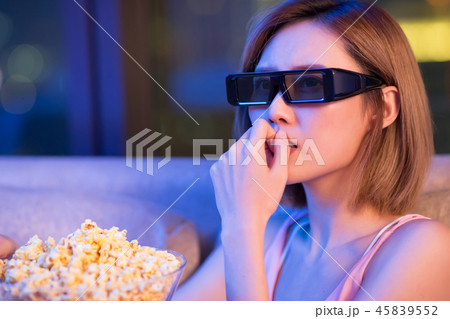 woman watch 3d horror movies 45839552