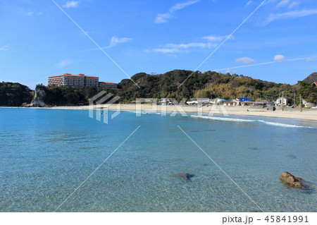 下田　多々戸浜とサーファー 45841991
