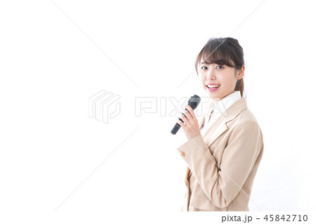マイクで話す女性 マイクで話す女性 45842710