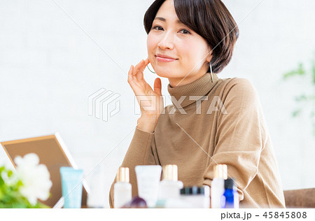 ミドルの女性 45845808