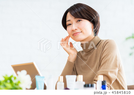 ミドルの女性 45845810