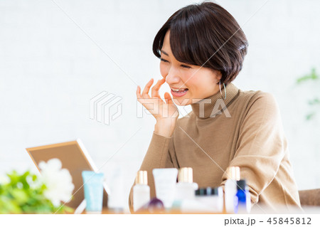 ミドルの女性 45845812