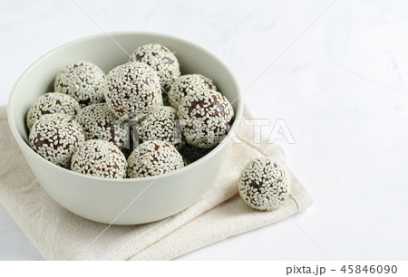 Bowl with delicious energy balls 45846090