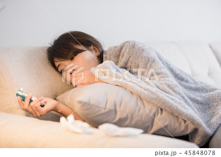 woman get sick and fever 45848078
