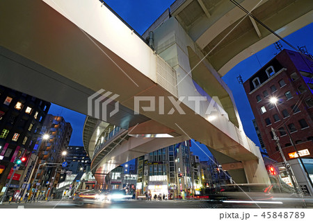 日本の東京都市景観　日暮里・舎人ライナー　西日暮里駅などを望む(夜景） 45848789