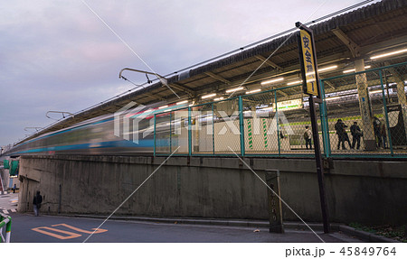 日本の東京都市景観　諏訪台通りから西日暮里駅ホームなどを望む 45849764