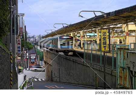 日本の東京都市景観　諏訪台通りから西日暮里駅ホームなどを望む 45849765
