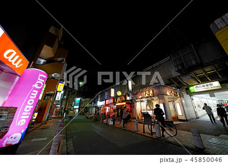 日本の東京都市景観 西日暮里駅出入口や街並みを望む 日本の東京都市景観 西日暮里駅出入口や街並みを望む 45850046