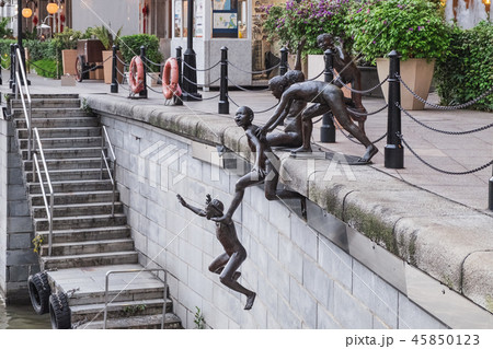 Statues of children jumping into Singapore River 45850123