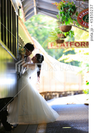 キュランダ駅構内の列車でロケ撮を楽しむウェディングカップル 45850237