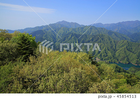 神奈川の愛甲郡にある仏果山山頂から南西側の大山、二ノ塔、塔ノ岳方面 45854513