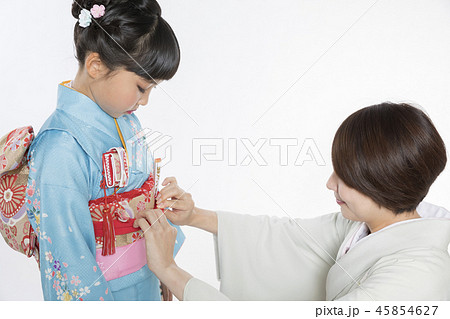 七五三イメージ　母親と娘　着付けイメージ 45854627