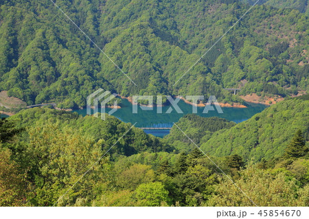 神奈川の愛甲郡にある仏果山山頂から南西側の東沢橋方面を見る 45854670