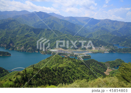 神奈川の愛甲郡にある高取山(たかとりやま)の山頂から西側の宮ヶ瀬湖やまびこ大橋方面を見る 45854803