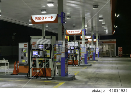 夜のセルフガソリンスタンド 45854925
