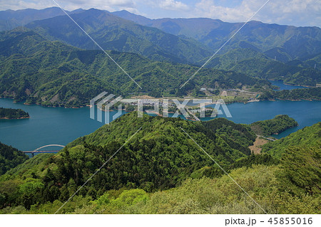 神奈川の愛甲郡にある高取山(たかとりやま)の山頂から西側の宮ヶ瀬湖やまびこ大橋方面を見る 45855016