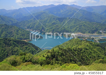神奈川の愛甲郡にある高取山(たかとりやま)の山頂から南西側の大棚沢橋方面を見る 45855017