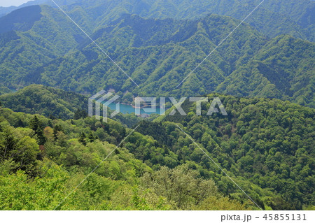 神奈川の愛甲郡にある高取山(たかとりやま)の山頂から南側の清川クリーンセンター方面を見る 神奈川の愛甲郡にある高取山(たかとりやま)の山頂から南側の清川クリーンセンター方面を見る 45855131