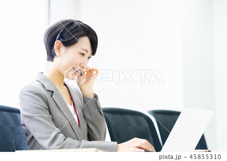 ビジネスウーマン  女性社員 女性会社員 オフィスイメージ 職場 ビジネスイメージ  45855310