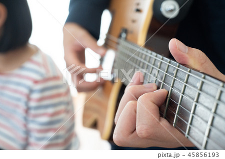 ギターでセッションする男女 45856193