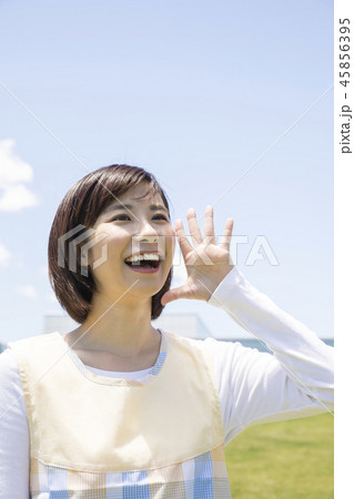 園児においでと呼びかける保母さん 45856395