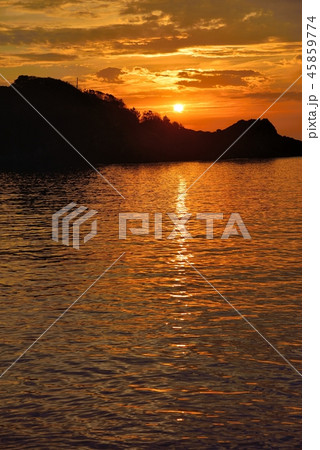 秋のあづり浜に登る朝日 秋のあづり浜に登る朝日 45859774