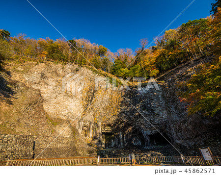 城崎温泉近くの観光名所 紅葉の玄武洞の写真素材