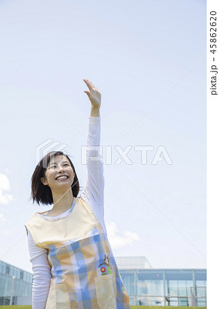 園児に手を振る保母さん 45862620