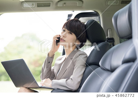 車の後部座席で仕事をするキャリアウーマン 車の後部座席で仕事をするキャリアウーマン 45862772