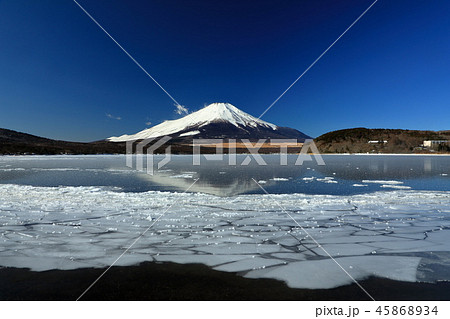 世界遺産　山梨県　山中湖　雪景色　氷結 45868934