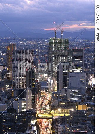 日本の東京都市景観 渋谷の高層ビル群などを望む 夜景 の写真素材