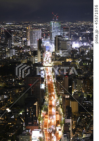 日本の東京都市景観　渋谷の高層ビル群などを望む（夜景） 45871056