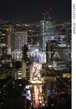日本の東京都市景観 渋谷の高層ビル群などを望む 夜景 の写真素材