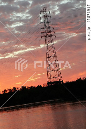 淀川&夕焼けの空:鉄塔:大阪府枚方市 淀川&夕焼けの空:鉄塔:大阪府枚方市 45871917