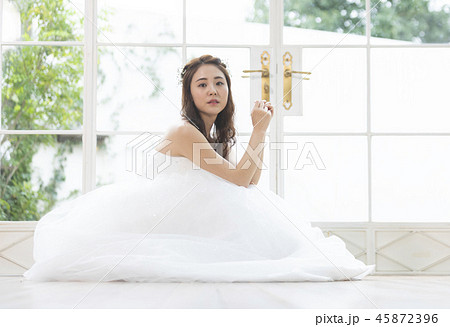 ウエディングドレスの女性 ウエディングドレスの女性 45872396
