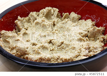 手作り麦味噌4　潰した大豆に塩きりした麹を混ぜる 45872511