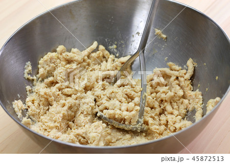 手作り麦味噌3　大豆を潰す 45872513