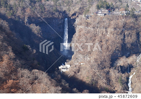 【日本の滝百選】明智平から眺めた晩秋の華厳の滝 栃木県日光市 【日本の滝百選】明智平から眺めた晩秋の華厳の滝 栃木県日光市 45872609